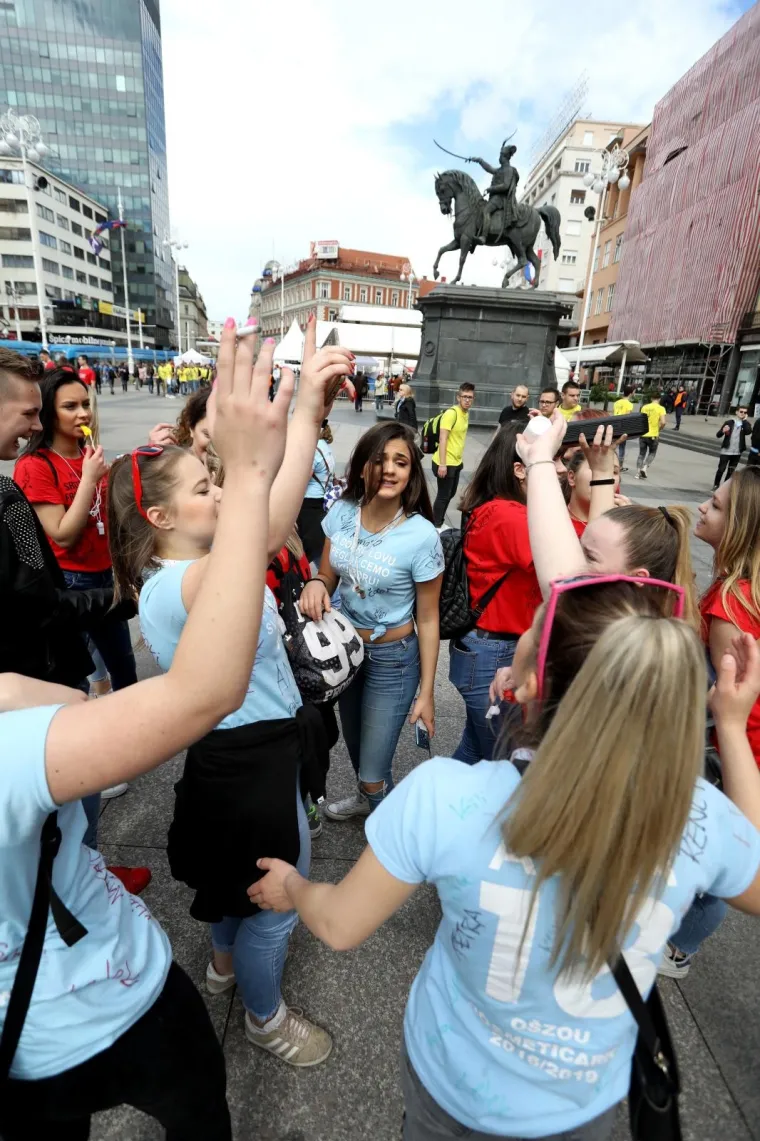 POČELA JE NORIJADA! Maturanti se okupili na Trgu bana Jelačića, stižu prve fotografije ludila koje vlada centrom Zagreba