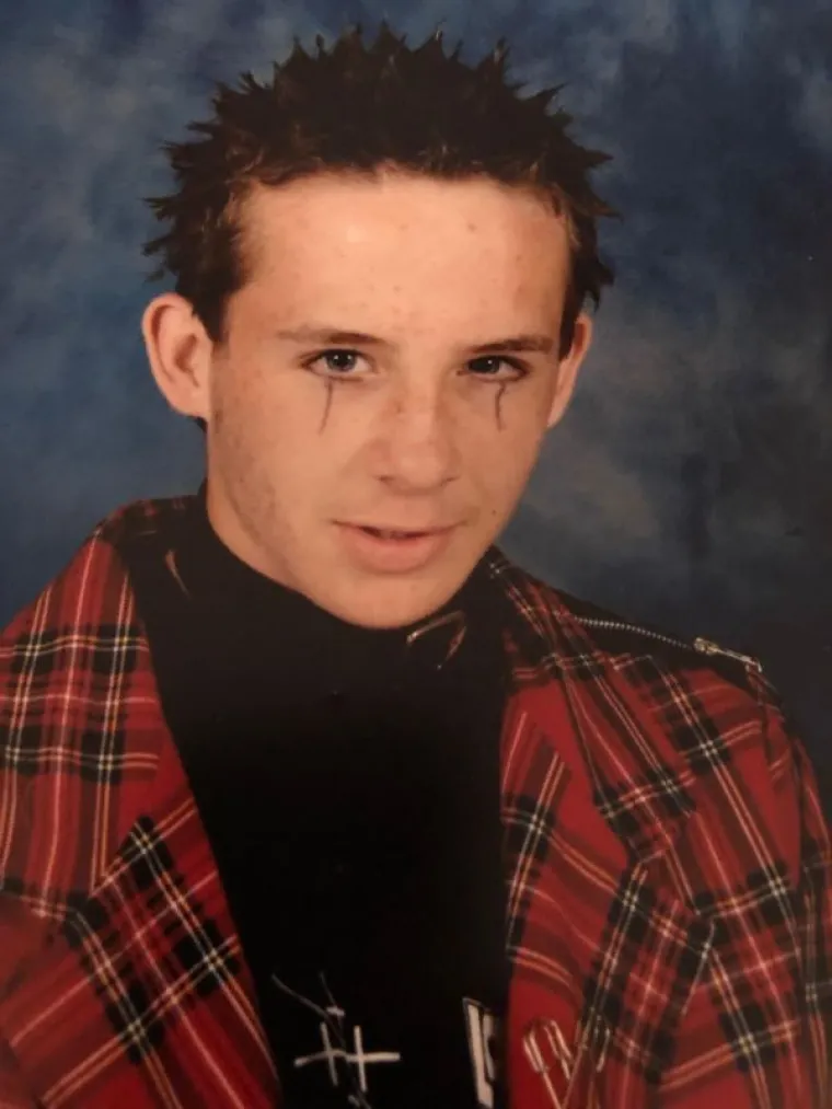 SVI SMO KROZ TO PRO&Scaron;LI, I, DA, BILO JE SRAMOTNO: Urnebesne fotografije biv&scaron;ih tinejdžera