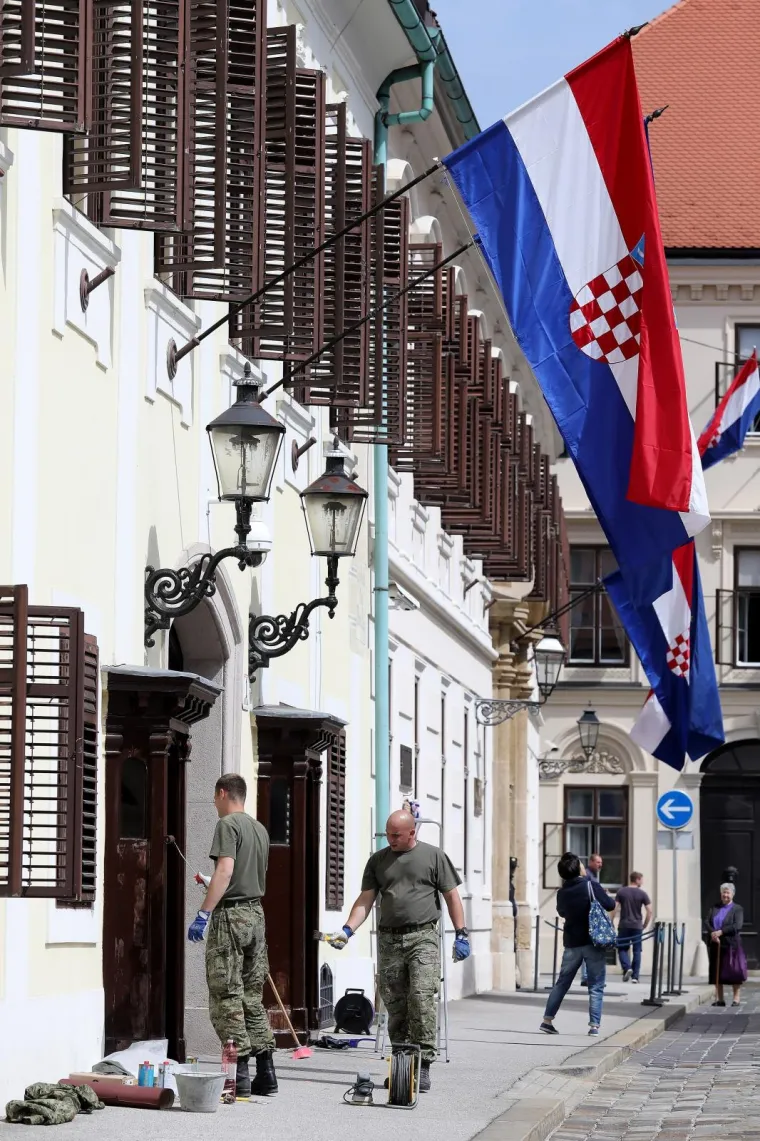 Je li to stvarno njihov posao? Vojnici farbaju kućice ispred zgrade Vlade...