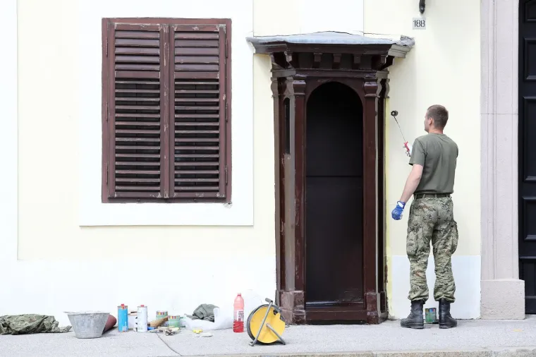 Je li to stvarno njihov posao? Vojnici farbaju kućice ispred zgrade Vlade...