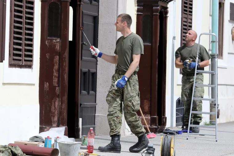 Je li to stvarno njihov posao? Vojnici farbaju kućice ispred zgrade Vlade...