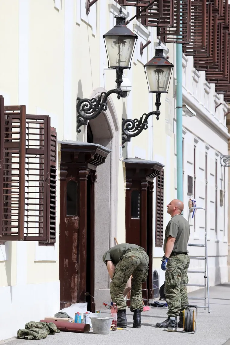 Je li to stvarno njihov posao? Vojnici farbaju kućice ispred zgrade Vlade...