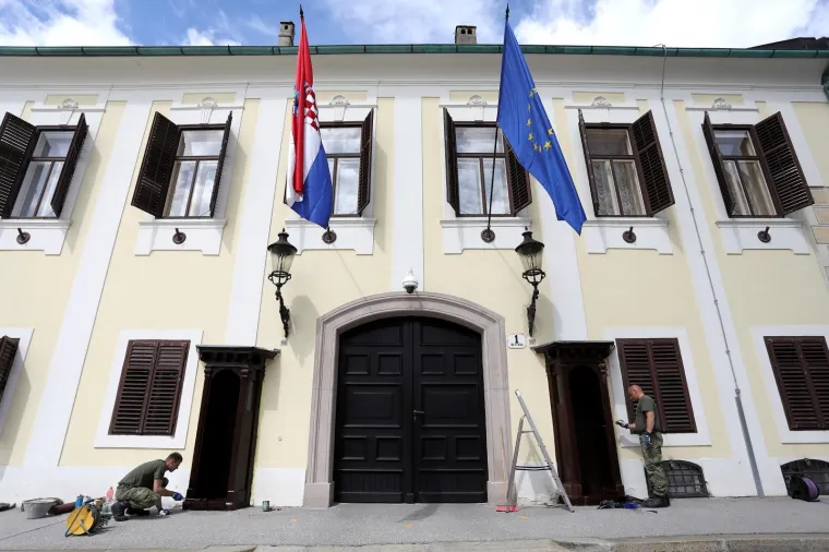 Je li to stvarno njihov posao? Vojnici farbaju kućice ispred zgrade Vlade...