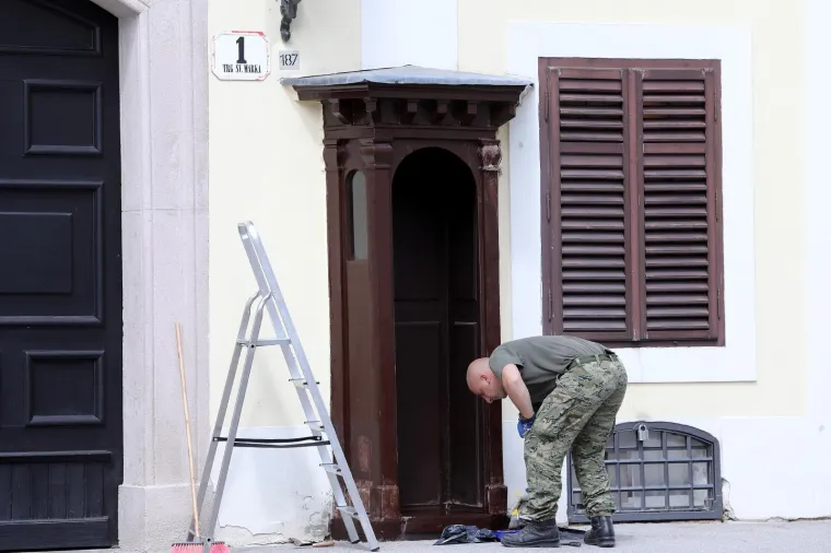 Je li to stvarno njihov posao? Vojnici farbaju kućice ispred zgrade Vlade...