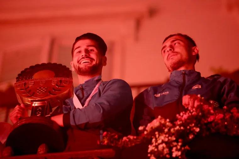 Riječani noćas nisu spavali: Spektakularnom bakljadom navijači dočekali osvajače Kupa