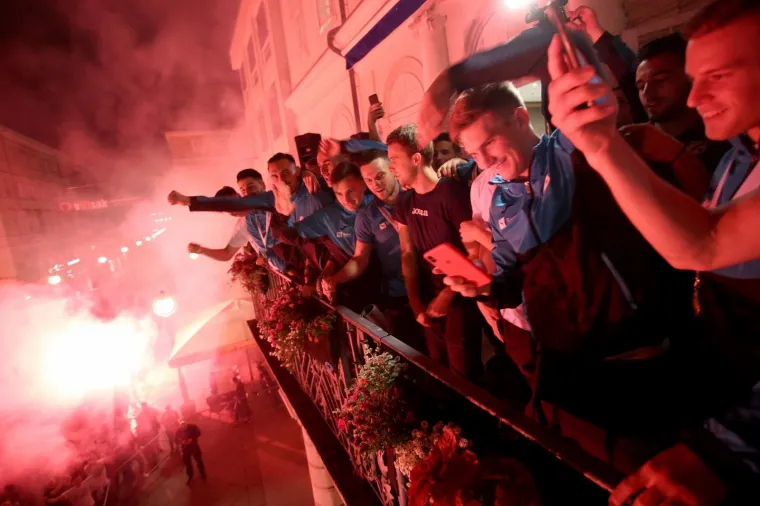 Riječani noćas nisu spavali: Spektakularnom bakljadom navijači dočekali osvajače Kupa