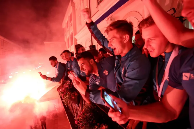 Riječani noćas nisu spavali: Spektakularnom bakljadom navijači dočekali osvajače Kupa