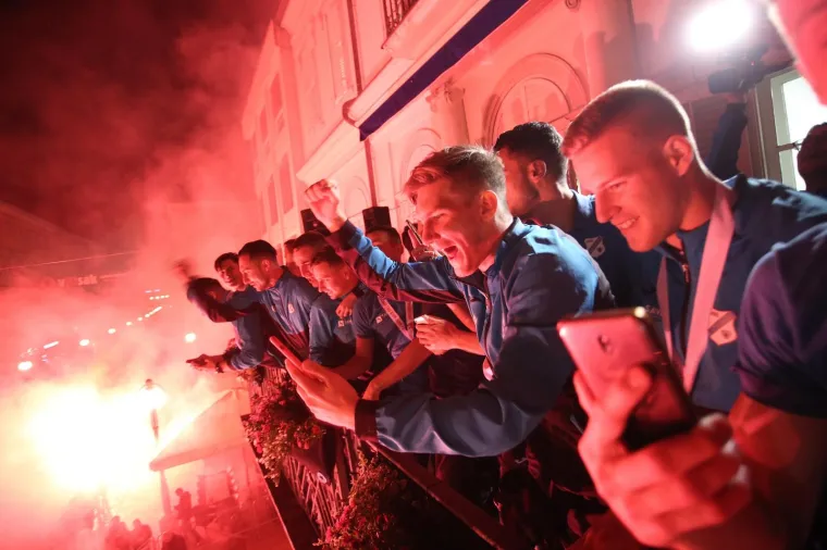 Strašan trijumf dodatno su podignuli na veći nivo navijači, koji su preplavili Pulu, zauzeli Aldo Drosinu, a onda i napravili ludilo u gradu.