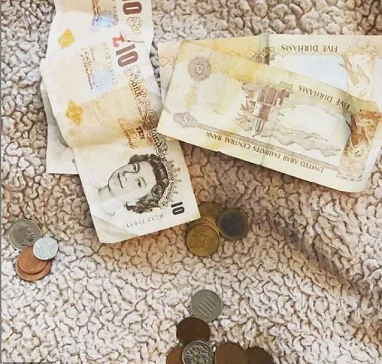 Od nošenja dizajnerskih krpica i opuštanja na jahtama do vožnje najnovijih sportskih automobila, bogati klinci na Instagramu obožavaju se hvaliti svojim lagodnim životom. Korisnici društvenih mreža diljem svijeta sada su se okupili u kampanji protiv takvih razmaženih bogatuna. Pod hashtagovima #NotARichKidOfInstagram i #BudgetLife obični klinci rekontruiraju poznate poze i situacije svojih imućnih vršnjaka izrugujući se njihovu snobizmu. U ovoj galeriji okupili smo samo neke od zanimljivih fotografija u sklopu kampanje koja svoj vrhunac još nije dosegla. Rezultati ne samo da su vrlo očito sarkastični, već su itekako urnebesni (ili točnije - tragikomični).