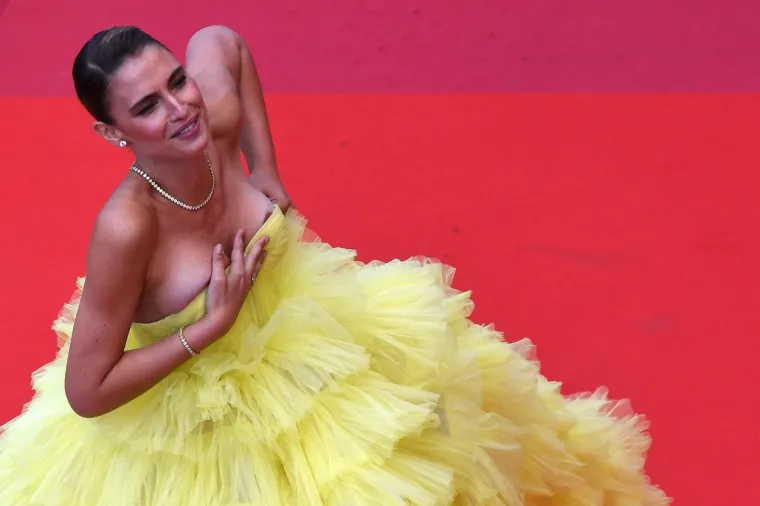 Brazilska manekenka Fernanda Liz na crvenom tepihu filmskog festivala u Cannesu pojavila se je u barem dva broja prevelikoj haljini, što je rezultiralo time da su joj u sred pozirana fotoreporterima ispale grudi iz nje. Foto: Profimedia