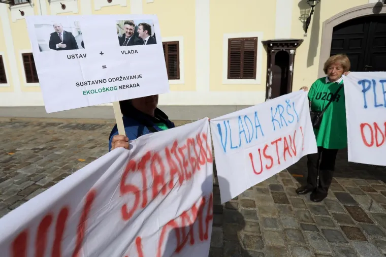 ŽESTOKE PORUKE PRED BANSKIM DVORIMA: 'Truje vas i pljačka va&scaron; gradonačelnik', 'Vlada prodaje Hrvatsku za smetli&scaron;te Europe!'