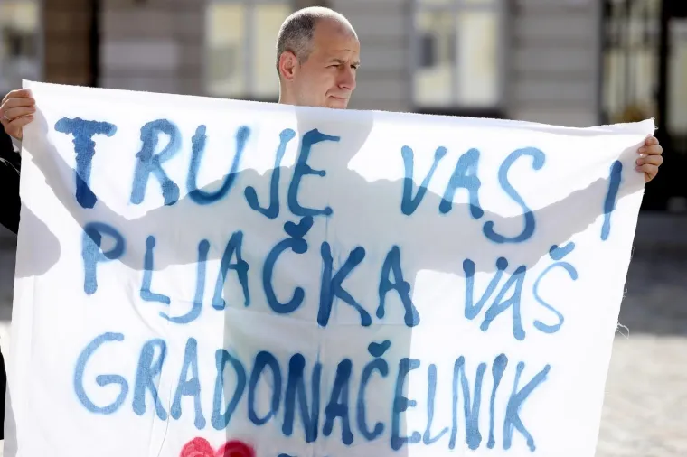 Udruga za za&scaron;titu okoli&scaron;a Resnik održala je ispred Vlade RH prosvjedni performans pod naslovom "Hrvatska (EU) smetli&scaron;te za generacije&rdquo;. Najavili su da će predati zahtjev za izradu nove nacionalne strategije za gospodarenje otpadom jer se protive izradnji megacentara za gospodarenje otpadom.