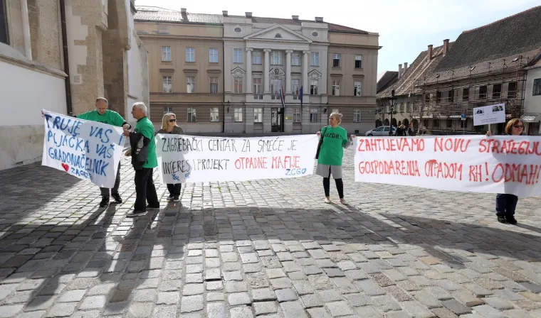 Predsjednica UZOR-a, Branka Genzić-Horvat, rekla je kako je važeća strategija iz 2005. godine &scaron;tetna jer se drži koncepcije na bazi centara za gospodarenje otpadom, a predviđa se izgradnja velikog broja centara do 2025. godine.