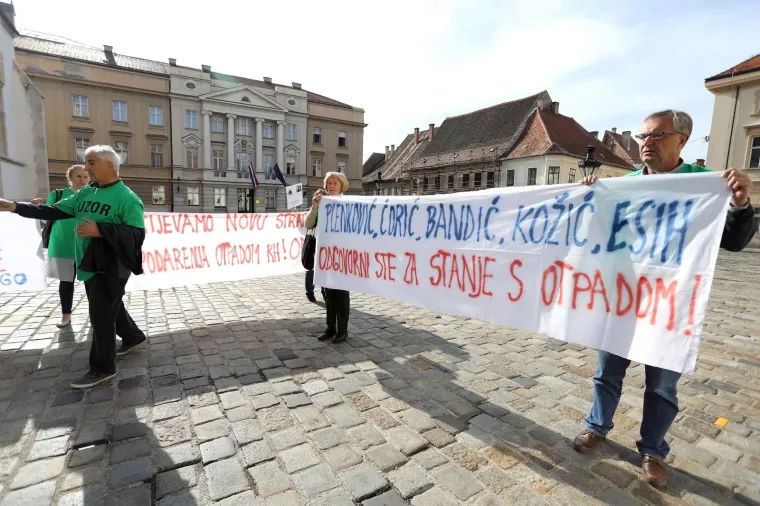 Genzić-Horvat je podsjetila da je koncepcija centara za gospodarenje otpadom zami&scaron;ljena na prikupljanju mije&scaron;anog komunalnog otpada na bazi podataka od 2000. do 2004. godine te je poručila da je suprotna koncepciji koju od Hrvatske zahtijeva Europa. Zbog toga ističe da Zagreb treba odustati od izgradnje megacentara u koji bi se trebao dopremati sav otpad od kojega će nastati produkt za spaljivanje i izgradnju energane koja je zapravo "najobičnija spalionica".