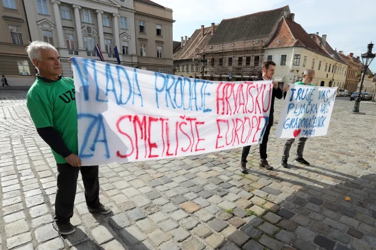 Predsjednica UZOR-a rekla je da su od resornog Ministarstva tražili odgovore na pitanje za&scaron;to ministar za&scaron;tite okoli&scaron;a i energetike Tomislav Ćorić javnosti nije objasnio da je upozorenjem Europske komisije, iz rujna pro&scaron;le godine, Hrvatskoj preporučena dislokacija megacentara. Dodala je kako su podnijeli 11 požurnica.