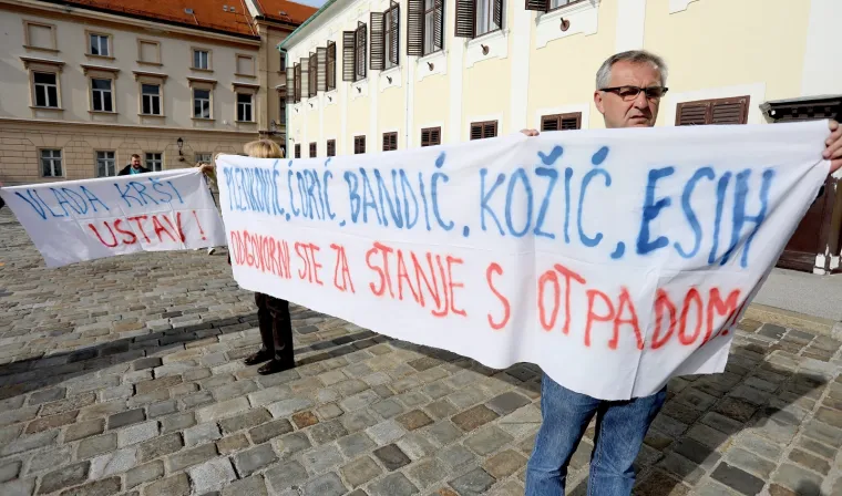 Genzić-Horvat je rekla tijekom prosvjeda da se "čovjek počinje pitati u čijem interesu rade Vlada i ministar" te da "u svakom slučaju, nije interes Hrvatske niti građana".