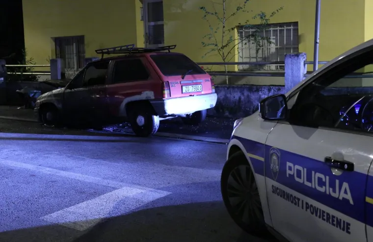 Na zagrebačkoj Trešnjevci izgorio automobil, stanari: 'Prije požara čula se eksplozija'