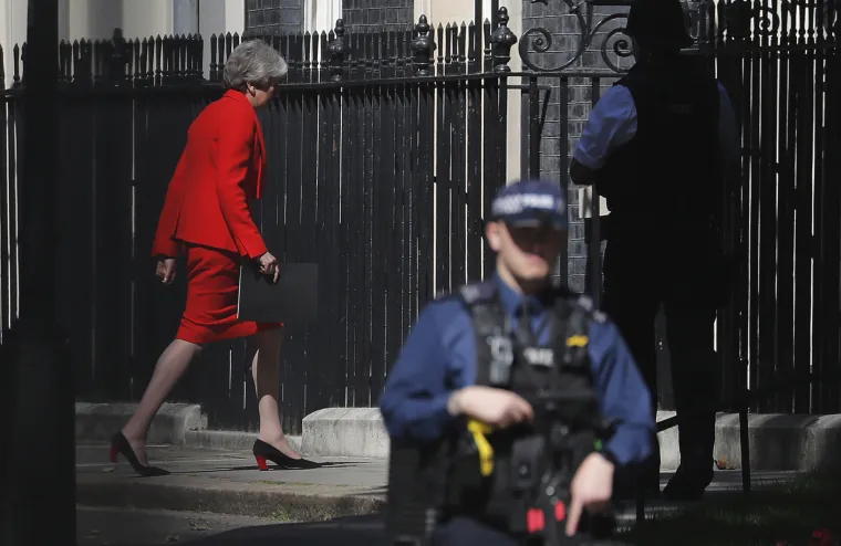 Theresa May u suzama: 'Bila mi je čast služiti zemlji koju volim, predajem ostavku'