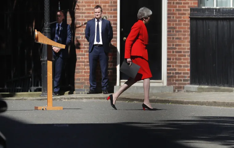 Theresa May u suzama: 'Bila mi je čast služiti zemlji koju volim, predajem ostavku'