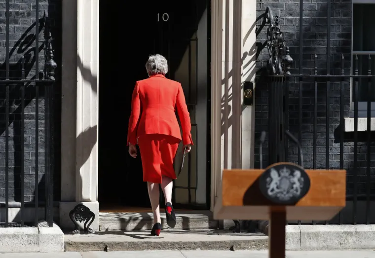 Theresa May u suzama: 'Bila mi je čast služiti zemlji koju volim, predajem ostavku'