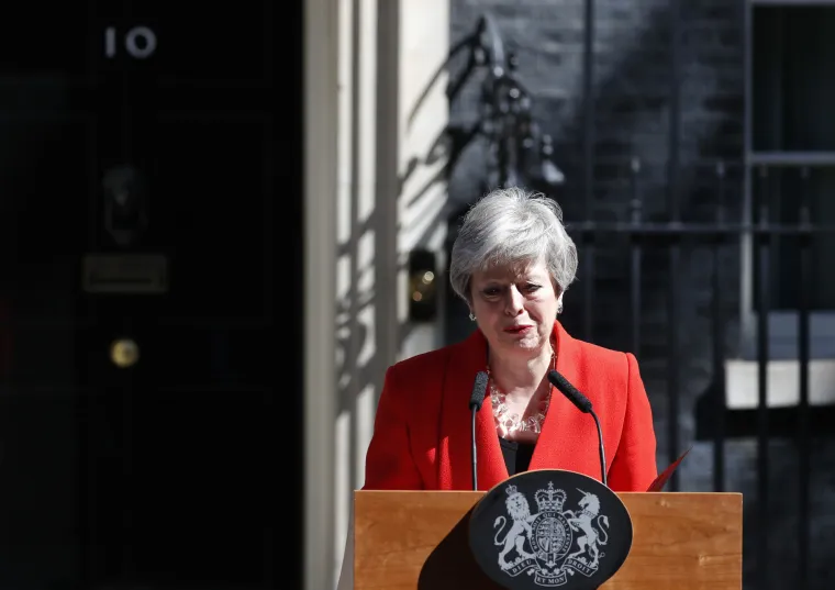 Theresa May u suzama: 'Bila mi je čast služiti zemlji koju volim, predajem ostavku'