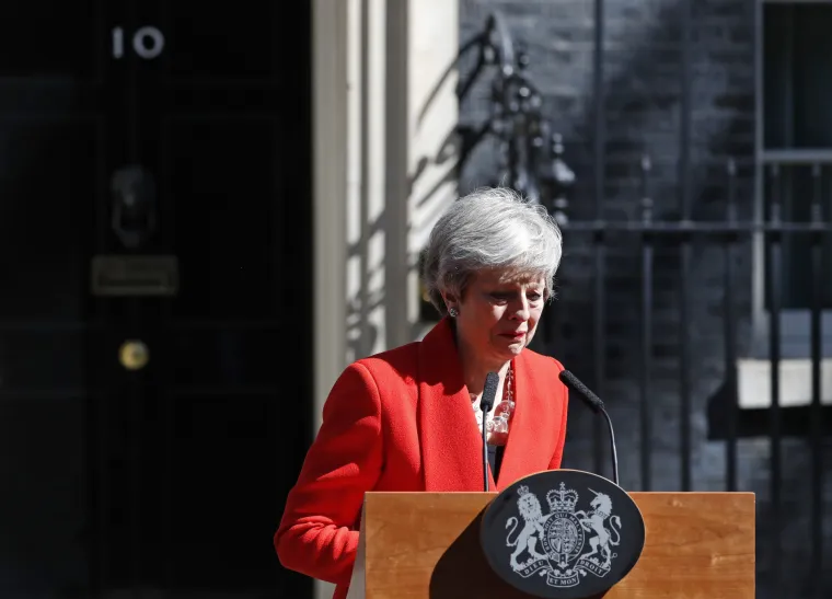Theresa May u suzama: 'Bila mi je čast služiti zemlji koju volim, predajem ostavku'