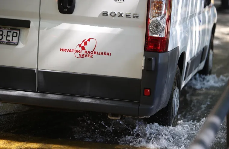 Pukla glavna vodovodna cijev: Splitske ulice pod vodom