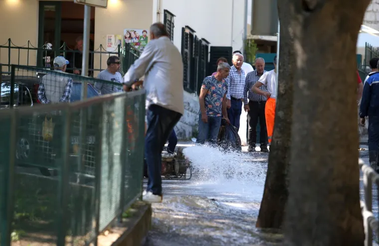 Pukla glavna vodovodna cijev: Splitske ulice pod vodom