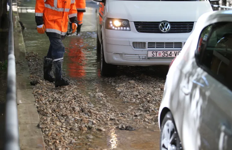 Pukla glavna vodovodna cijev: Splitske ulice pod vodom
