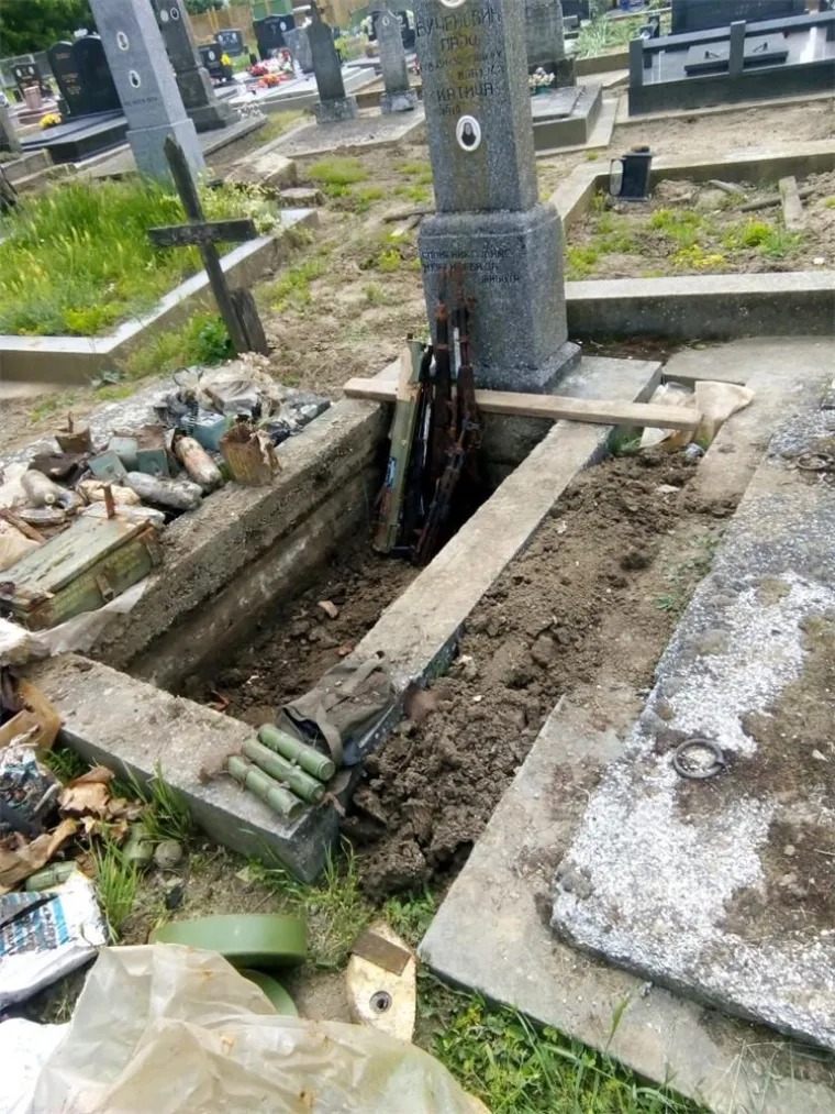 Grobar pronašao cijeli arsenal oružja i eksplozivnih tvrai u grobu