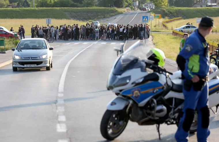Stanovnici Blata okupili se na mirnom prosvjedu i položili lampa&scaron;e na mjesto nesreće