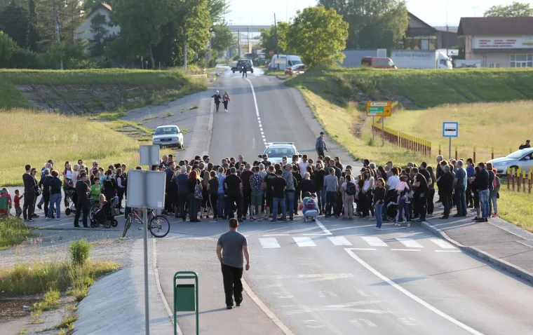 Stanovnici Blata okupili se na mirnom prosvjedu i položili lampa&scaron;e na mjesto nesreće