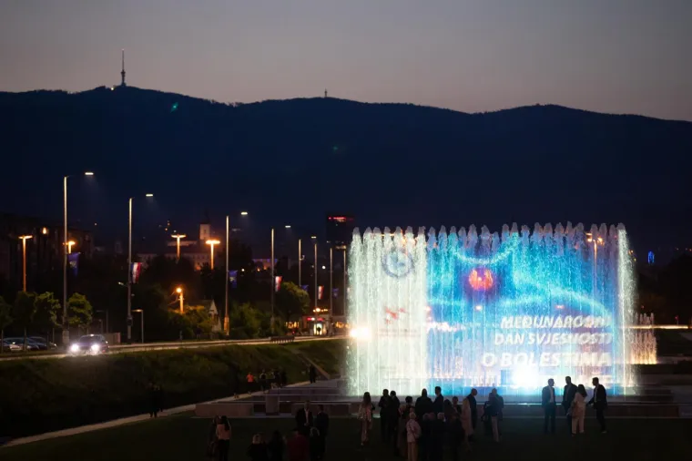 Zagrebačke fontane obasjane svijetlom u obliku leptira - simbol oboljelih od bolesti &scaron;titnjače