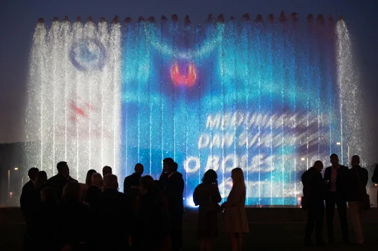 Zagrebačke fontane obasjane svijetlom u obliku leptira - simbol oboljelih od bolesti &scaron;titnjače