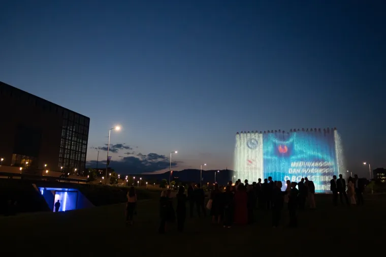 Zagrebačke fontane obasjane svijetlom u obliku leptira - simbol oboljelih od bolesti &scaron;titnjače