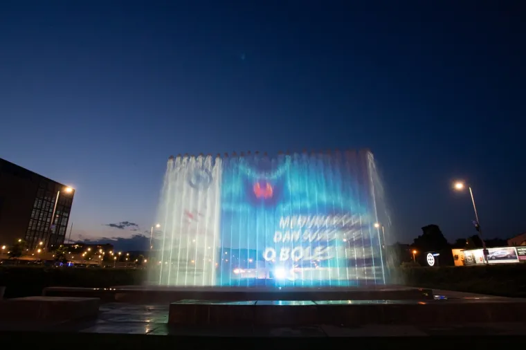 Zagrebačke fontane obasjane svijetlom u obliku leptira - simbol oboljelih od bolesti &scaron;titnjače