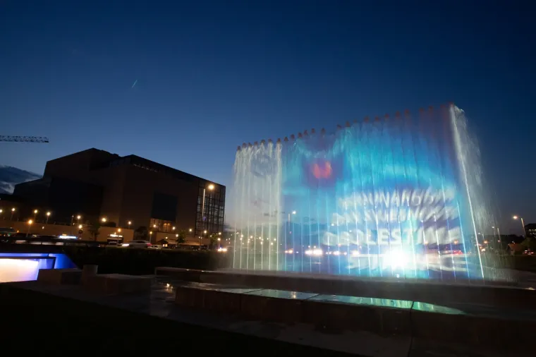 Zagrebačke fontane obasjane svijetlom u obliku leptira - simbol oboljelih od bolesti &scaron;titnjače