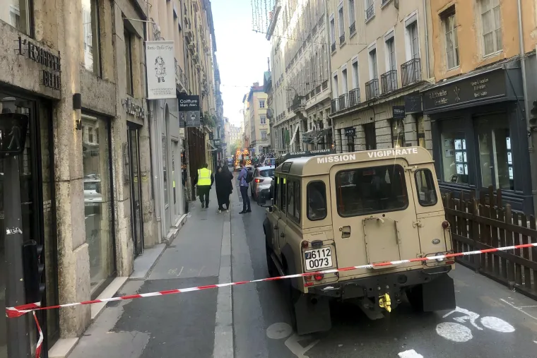 Nakon eksplozije u Lyonu francuska policija traga za bombašem