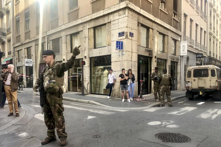 Nakon eksplozije u Lyonu francuska policija traga za bombašem