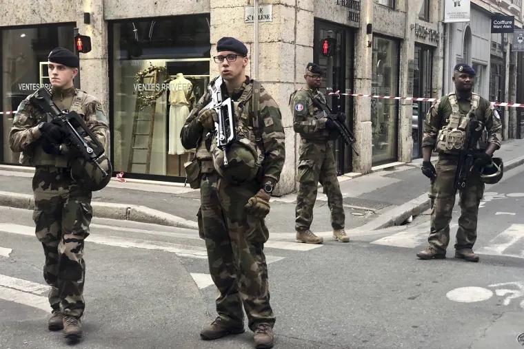 Nakon eksplozije u Lyonu francuska policija traga za bombašem
