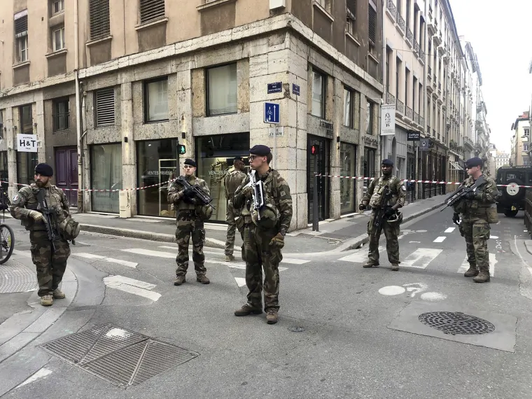 Nakon eksplozije u Lyonu francuska policija traga za bombašem