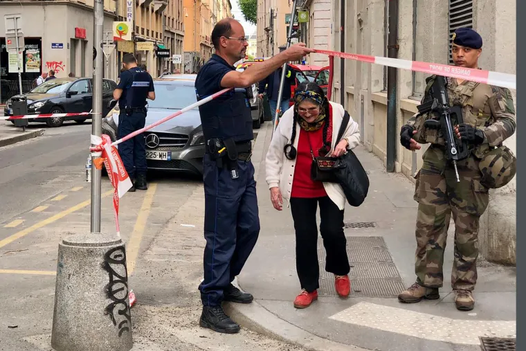 Nakon eksplozije u Lyonu francuska policija traga za bombašem