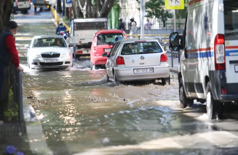 24.05.2019., Split - Na križanju Plinarske i Nazorove ulice puknula je magistralna vodovodna cijev, pa je taj dio grada ostao bez vode. Zbog uništenog asfalta dio prometnice će neko vrijeme morati biti zatvoren za promet. Photo: Ivo Čagalj/PIXSELL