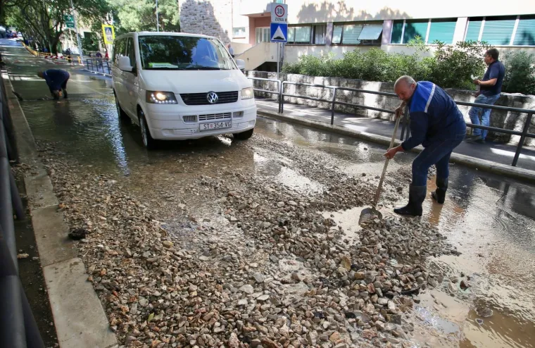24.05.2019., Split - Na krizanju Plinarske i Nazorove ulice puknula je magistralna vodovodna cijev, pa je taj dio grada ostao bez vode. Zbog unistenog asfalta dio prometnice ce neko vrijeme morati biti zatvoren za promet. Photo: Ivo Cagalj/PIXSELL