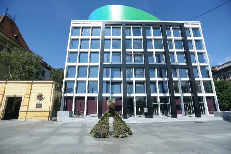 Glavna tema ovogodišnjeg Queer festivala u Zagrebu je - klitoris. Ispred Glazbene akademije već tjedan dana stoji dva i pol metra visoka instalacija klitorisa, koji, doduše, mnogi nisu odmah prepoznali. O tom ženskom organu drže se predavanja i printaju ga iz 3D printera. Da stvar bude bolja, u Zagreb je stigla i japanska erotska atrakcija - shunga. Eksplicitni prizori seksualne tematike u drvorezu, koje su japanski umjetnici radili prije 200 godina mogu se vidjeti u središtu hrvatske metropole. Baš nas zanima što će na sve to reći dežurni konzervativci! Photo: Luka Stanzl/PIXSELL