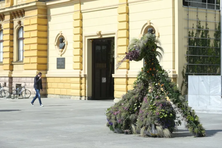 U ZAGREBU NIKNUO DVA I POL METRA VISOK KLITORIS: Da, dobro vidite! Evo što se krije iza ove provokacije