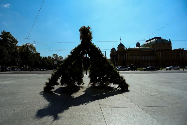 U ZAGREBU NIKNUO DVA I POL METRA VISOK KLITORIS: Da, dobro vidite! Evo što se krije iza ove provokacije