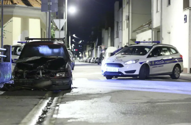 GRUNULO NA TRE&Scaron;NJEVCI: U ulici Jurja Dobrile izgorio automobil