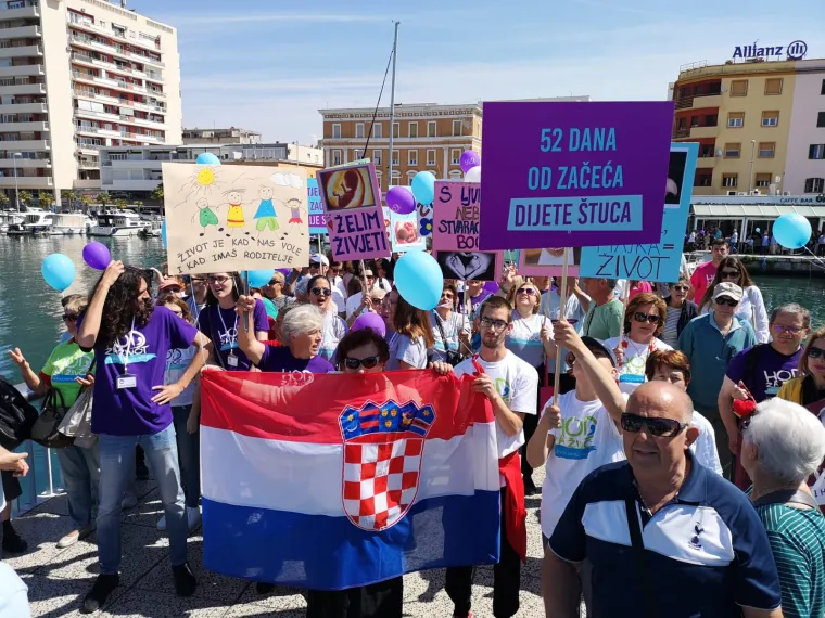 'Hod za život' u Zadru protiv pobačaja, protuprosvjednici im poručili: 'Mar&scaron; iz moje vagine!'