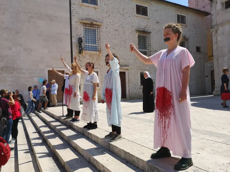 'Hod za život' u Zadru protiv pobačaja, protuprosvjednici im poručili: 'Mar&scaron; iz moje vagine!'